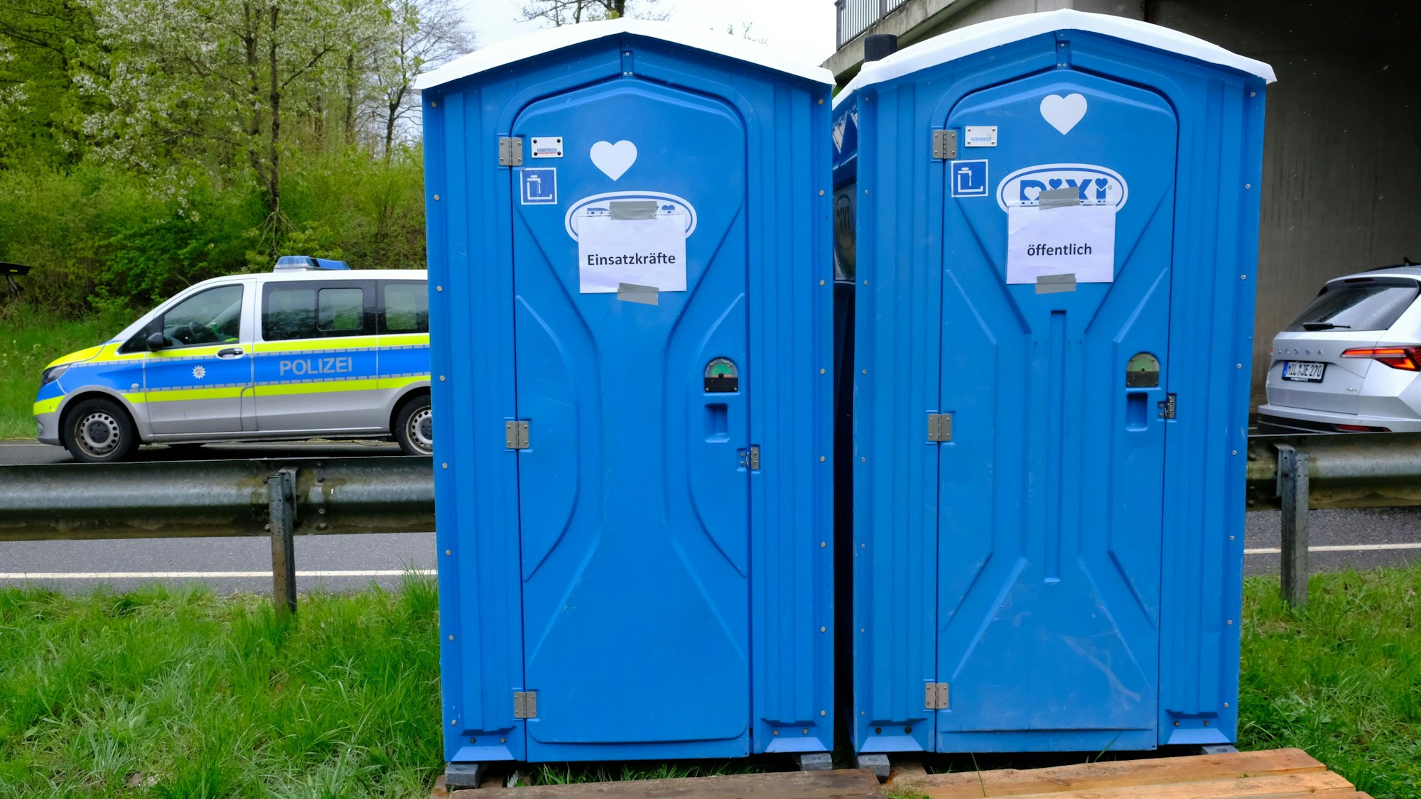 An einer Kontrollstelle der Polizei stehen zwei Dixi-Klos für Einsatzkräfte und für die Öffentlichkeit.