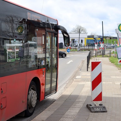 Ein Bus der Deutschen Bahn hält an einem Haltestellenschild am Arloffer Bahnhof.