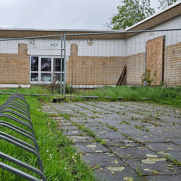 Ein Bauzaun sichert einen Teil der Albert-Schweitzer-Schule.