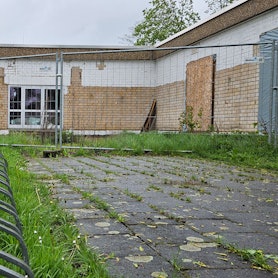 Ein Bauzaun sichert einen Teil der Albert-Schweitzer-Schule.