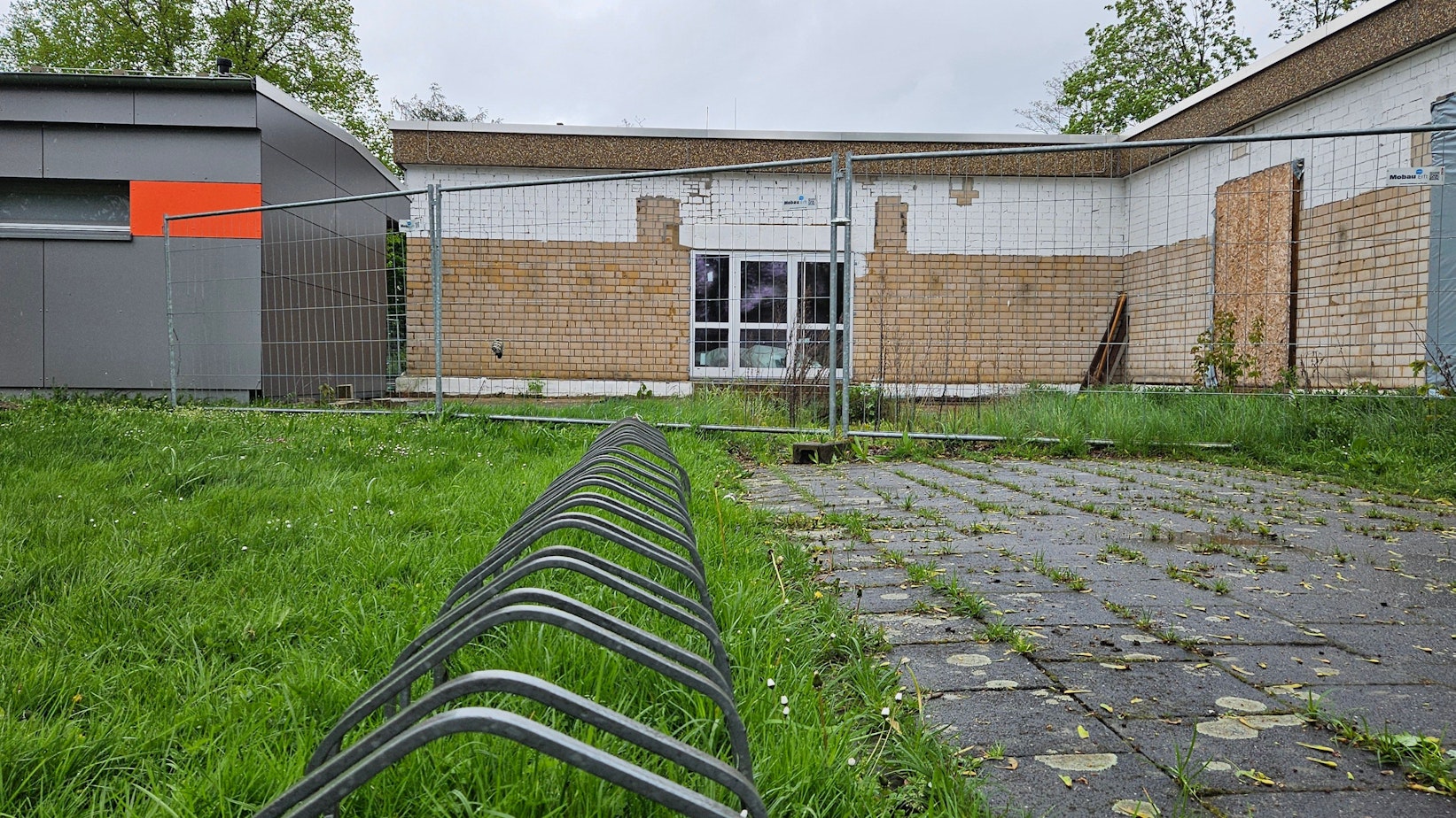 Ein Bauzaun sichert einen Teil der Albert-Schweitzer-Schule.