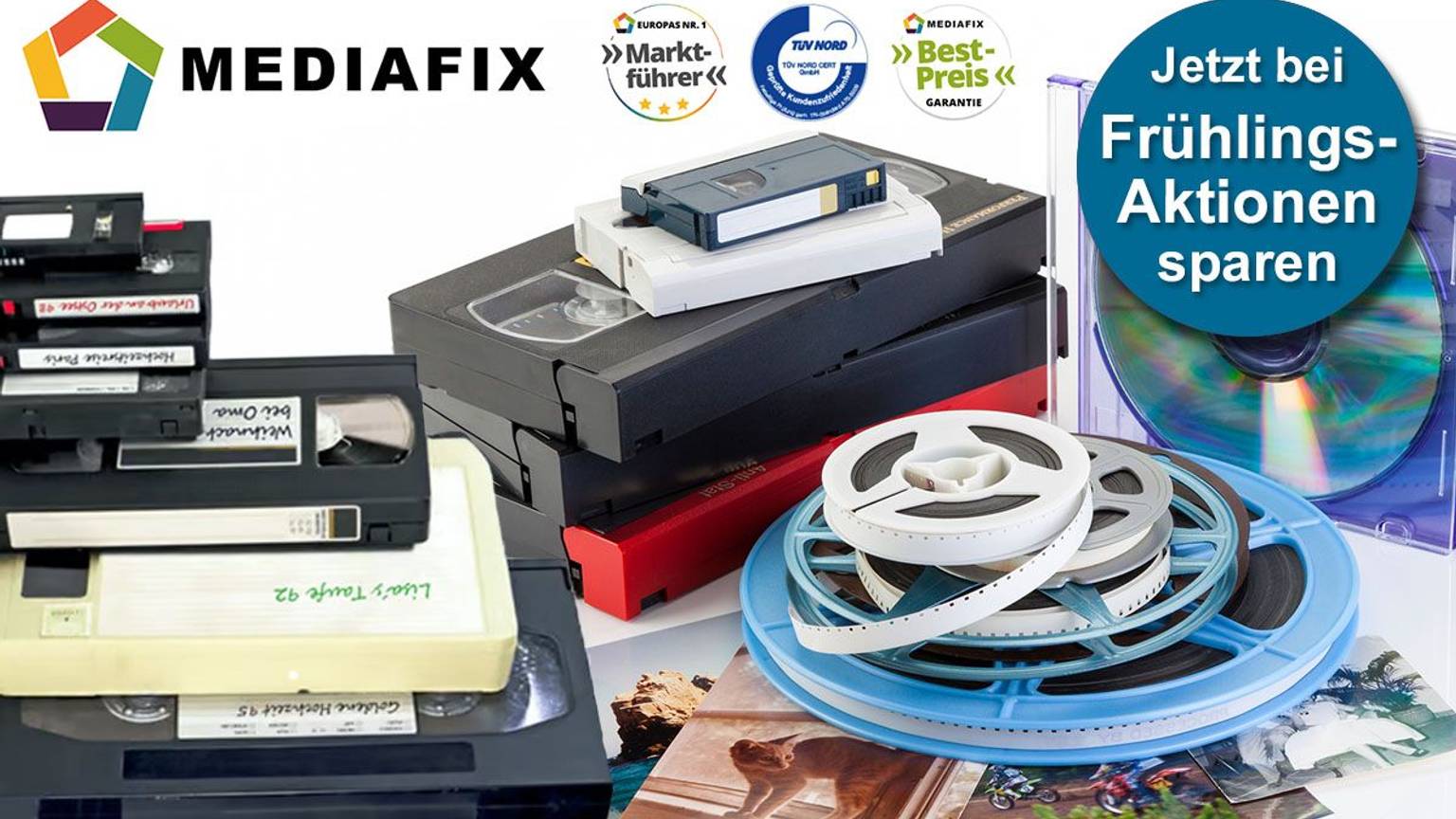 Videokassetten, VHS, MiniDV, Kassetten, Fotos, Tonbänder, Schmalspurfilme liegen auf einem Stapel.