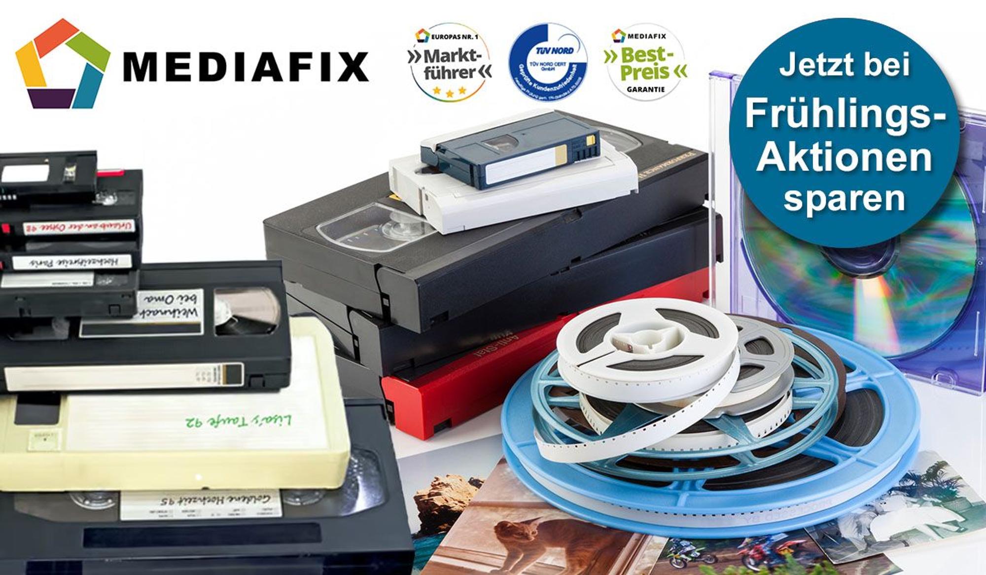 Videokassetten, VHS, MiniDV, Kassetten, Fotos, Tonbänder, Schmalspurfilme liegen auf einem Stapel.