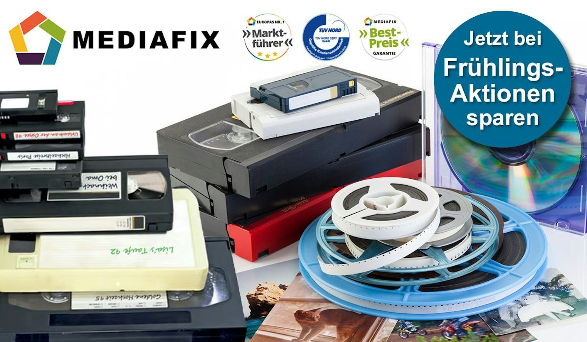 Videokassetten, VHS, MiniDV, Kassetten, Fotos, Tonbänder, Schmalspurfilme liegen auf einem Stapel.