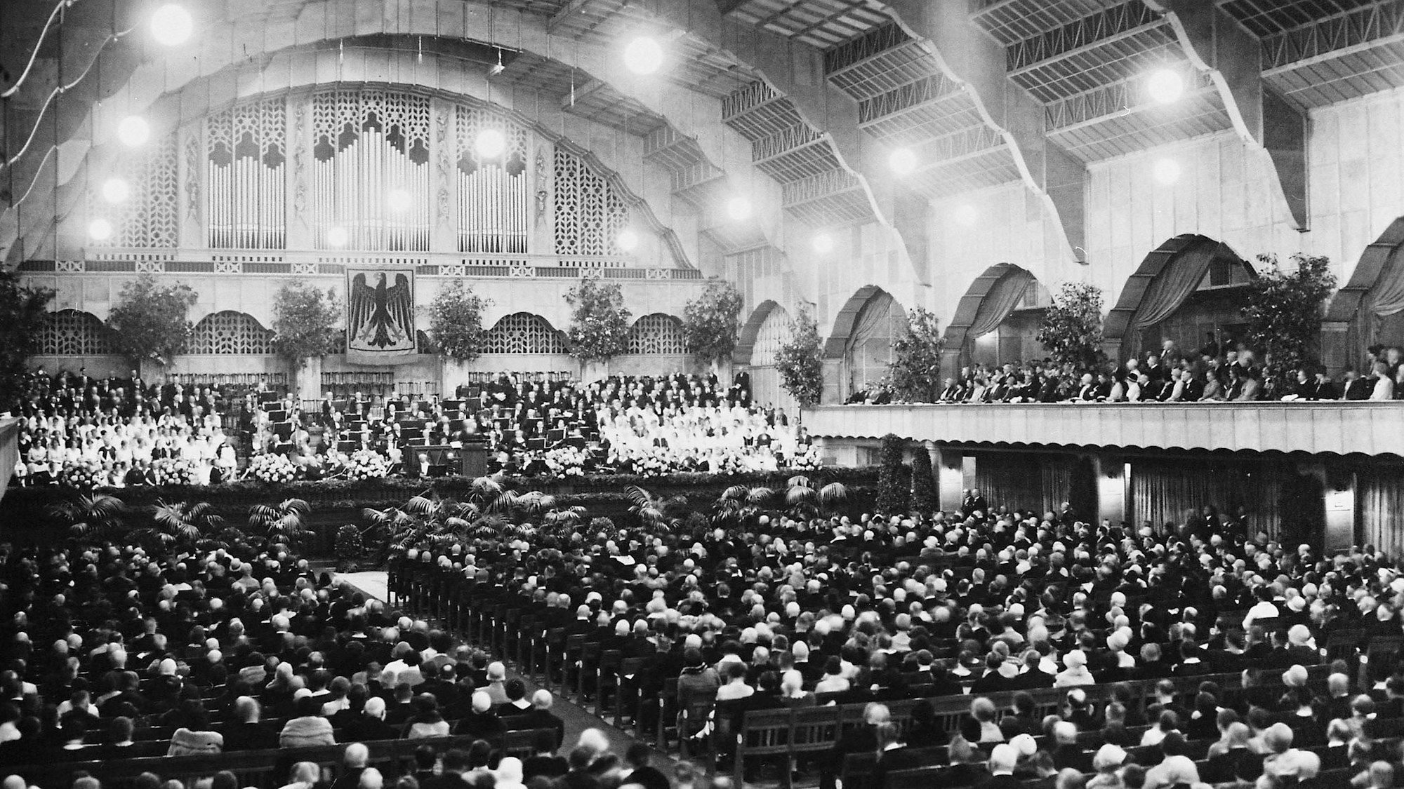 Ein proppenvoller Saal 1924