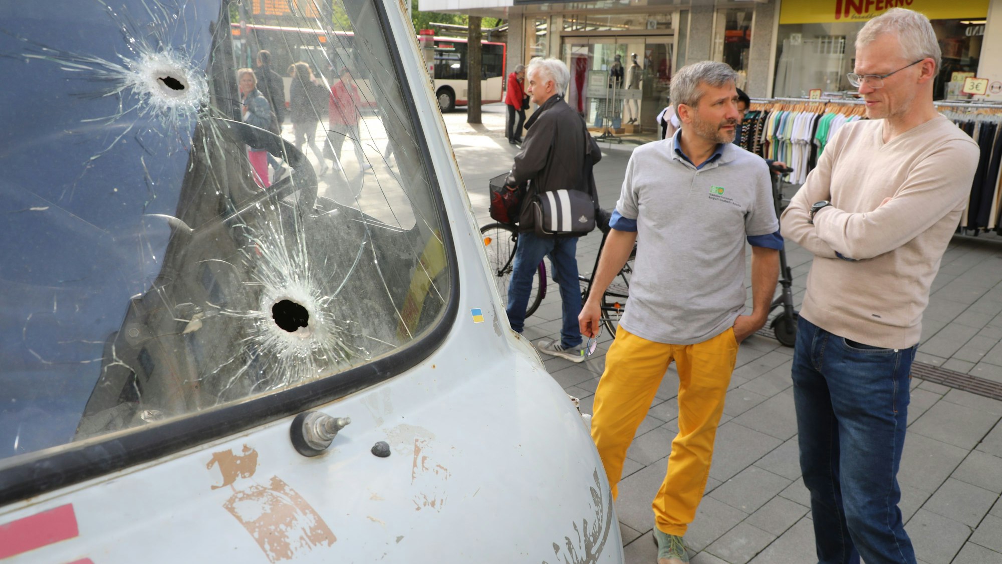 Arne Meinhardt vom Partnerschaftsverein Bergisch Gladbach - Butscha und Bergisch Gladbachs Bürgermeister Frank Stein (r.) sprechen darüber.