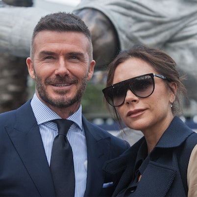 David Beckham, ehemaliger britischer Fußballspieler, und seine Frau Victoria Beckham, Designerin, während der Enthüllungszeremonie einer von Davids Statuen im „Dignity Health Sports Park“ der LA Galaxy.