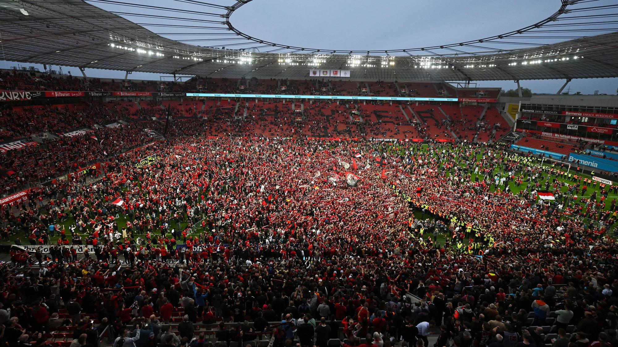 In ein Menschenmeer verwandelt sich der Rasen der BayArena nach dem entscheidenden 5:0-Heimsieg gegen Werder Bremen.