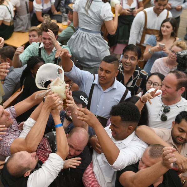 Gäste ringen beim Oktoberfest um eine Maß Bier. Die CSU hat durchgesetzt, dass auch künftig der Cannabis-Konsum auf bayerischen Volksfesten verboten ist. (Symbolbild)