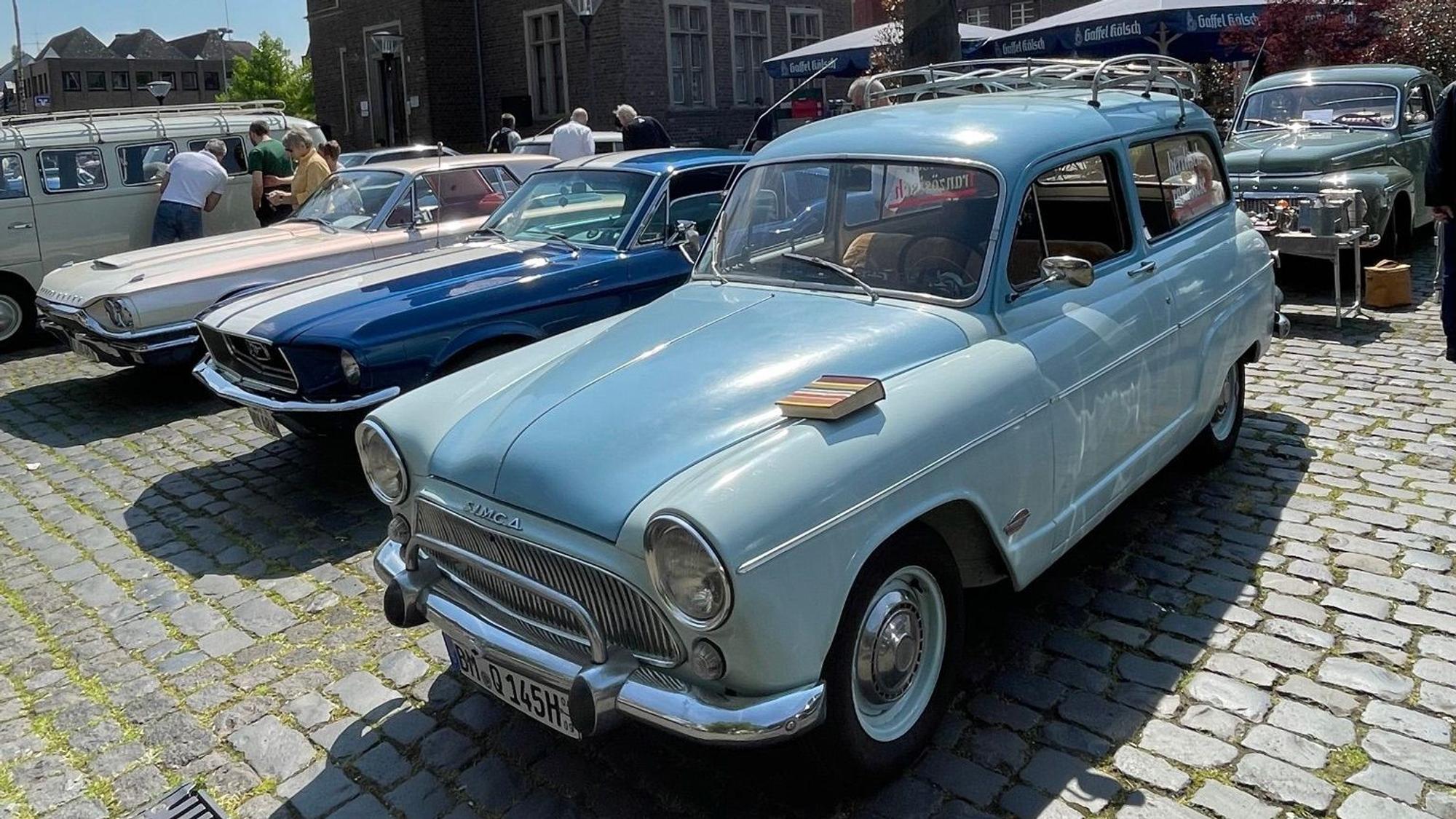 Schnittige Oldtimer stehen auf dem Marktplatz in Lechenich.