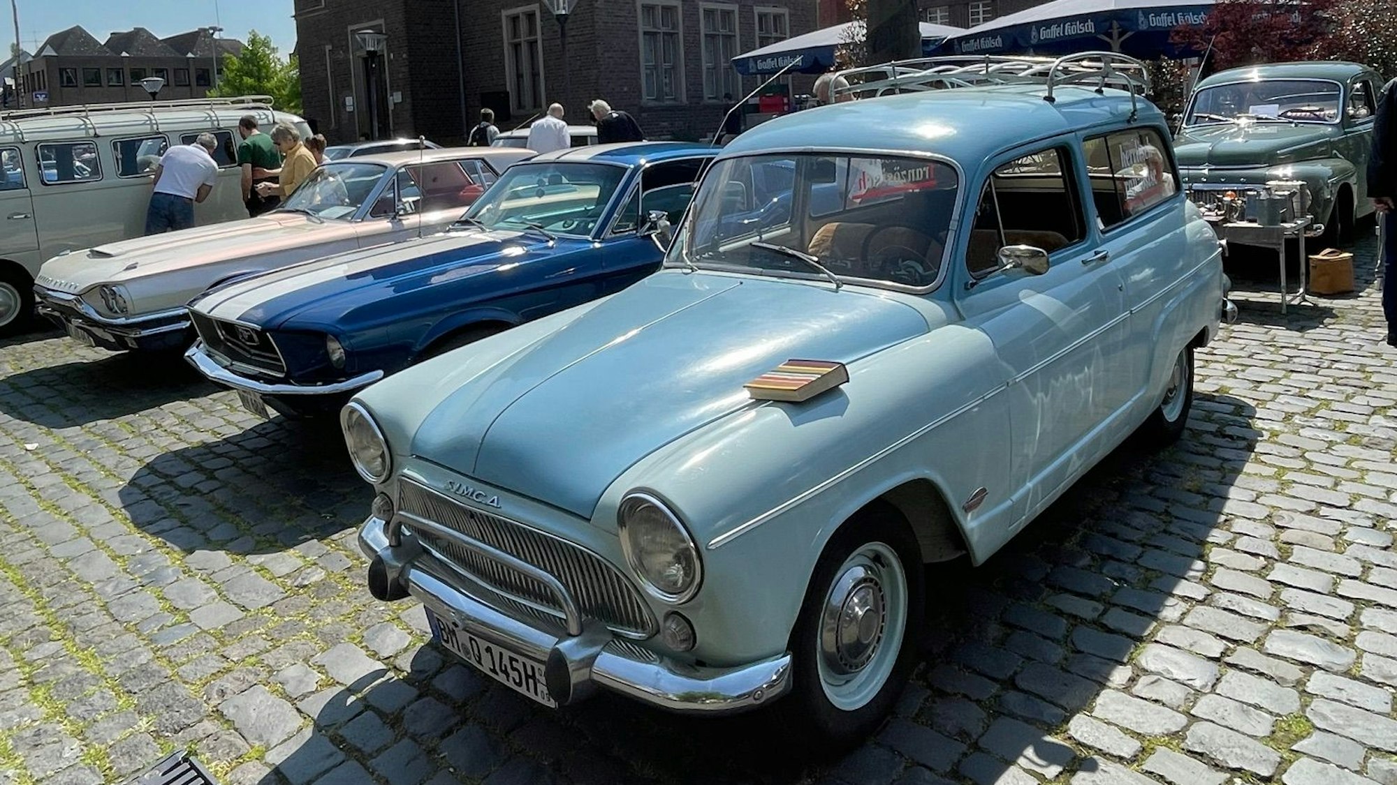 Schnittige Oldtimer stehen auf dem Marktplatz in Lechenich.