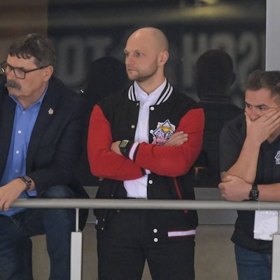 Blickrichtung Meistertitel: Sebastian Furchner (Mitte) mit den Bremerhavener Urgesteinen Alfred Prey (links) und Hauke Hasselbring.