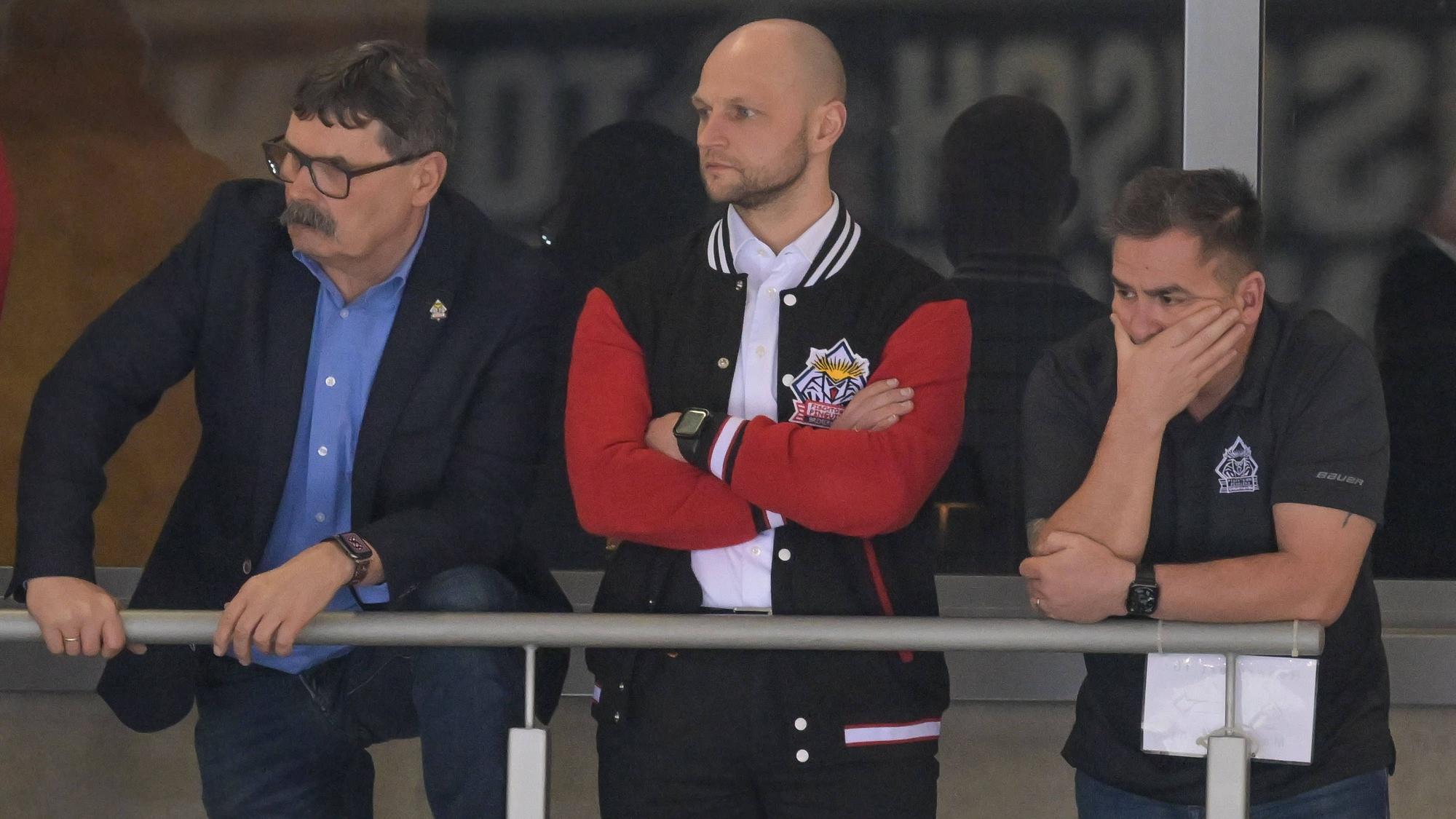 Blickrichtung Meistertitel: Sebastian Furchner (Mitte) mit den Bremerhavener Urgesteinen Alfred Prey (links) und Hauke Hasselbring.
