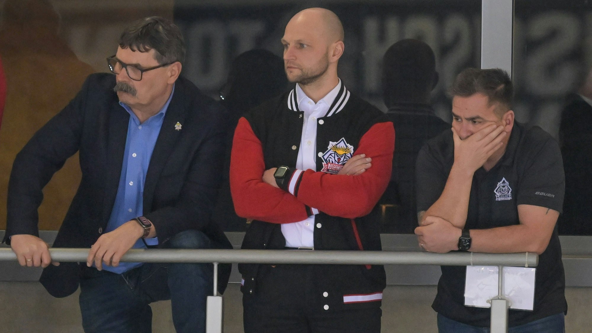 Blickrichtung Meistertitel: Sebastian Furchner (Mitte) mit den Bremerhavener Urgesteinen Alfred Prey (links) und Hauke Hasselbring.