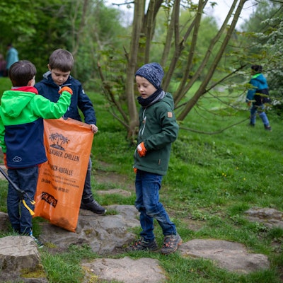 An der Groov sammeln Noah (v.l.), Leonas, Arthur und Alexander von der Schildkrötenklasse der GGS Schmittgasse Müll auf.