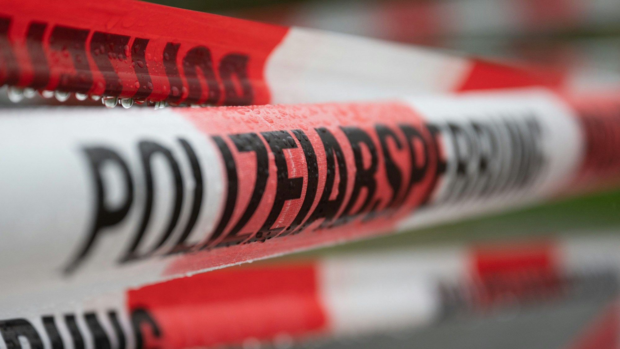 Absperrband der Polizei sperrt den Durchgang zu der Fundstelle einer Weltkriegsbombe.