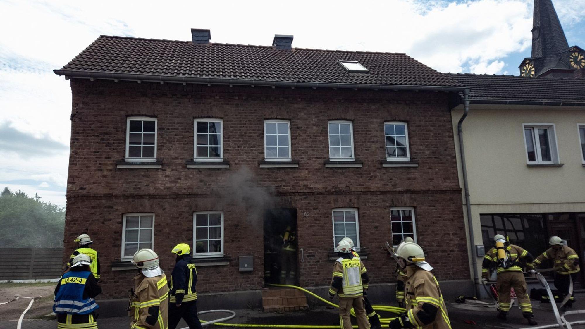 Feuerwehreinsatz in einem alten haus an der Töpferstraße in Adendorf