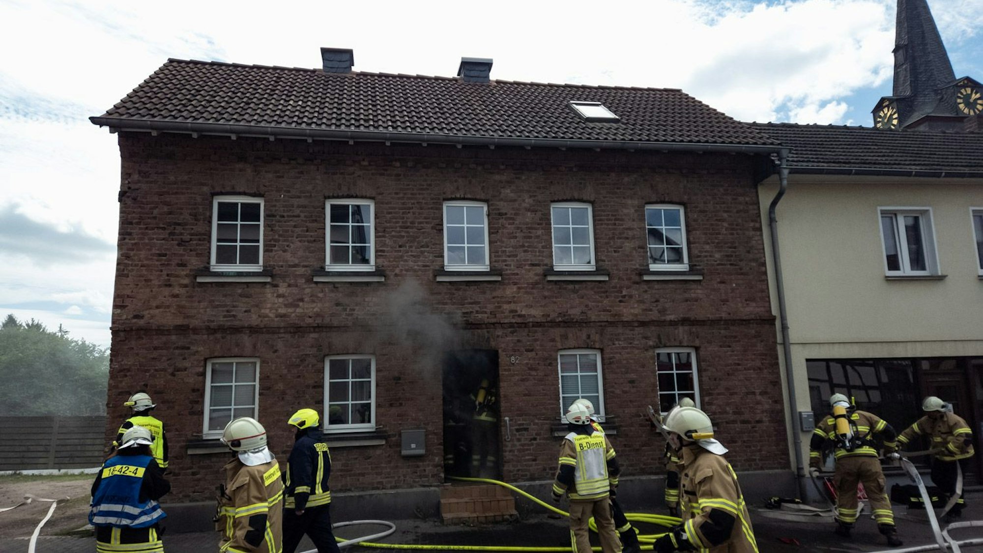 Feuerwehreinsatz in einem alten haus an der Töpferstraße in Adendorf