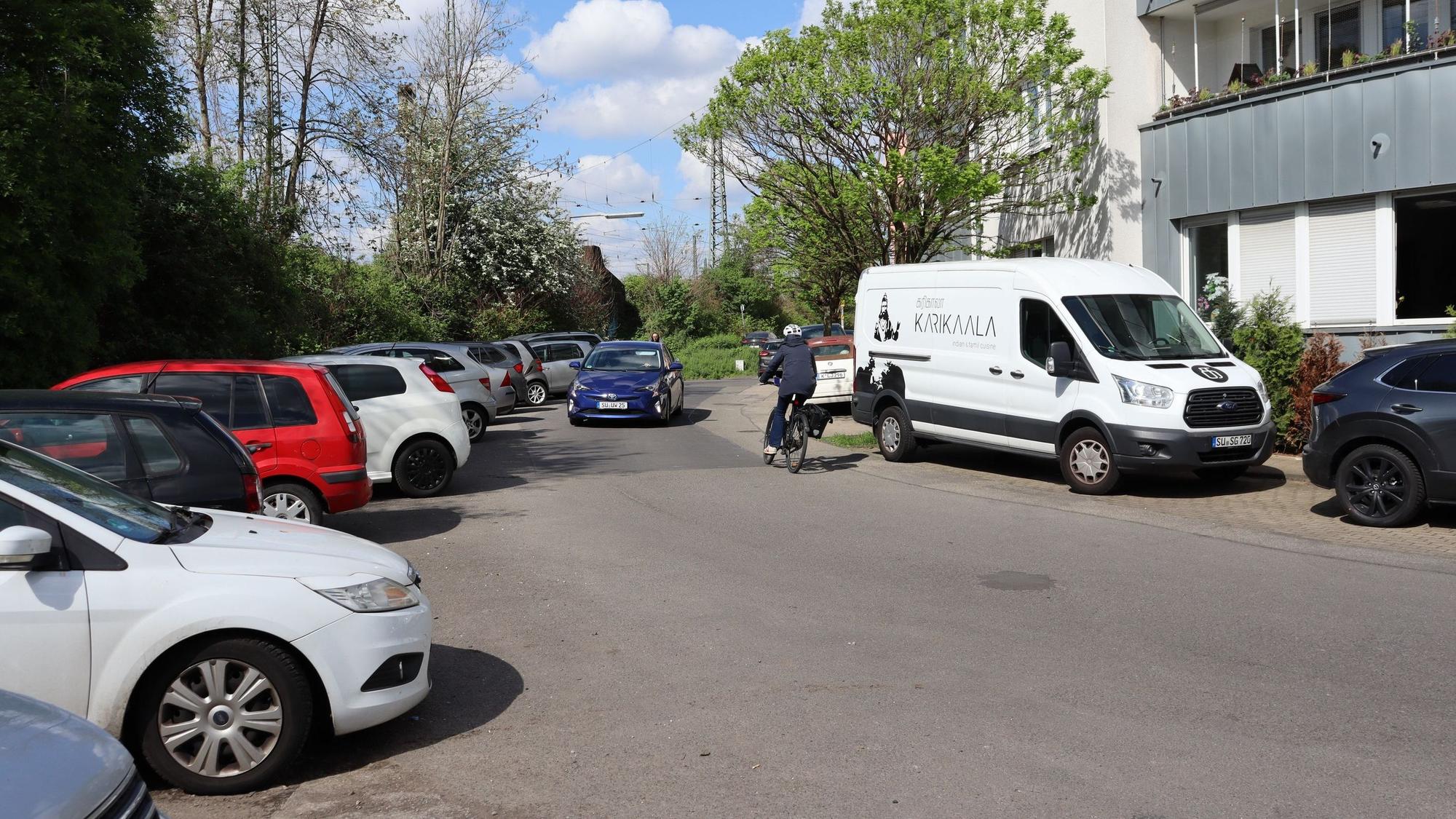 Blick auf die Arnsberger Straße. Die von vielen Radfahrenden genutzte Straße ist durch schräges Parken verengt und dadurch teils sehr unübersichtlich. Foto von Uwe Schäfer