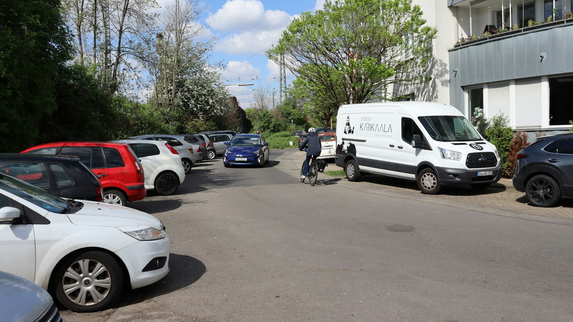 Blick auf die Arnsberger Straße. Die von vielen Radfahrenden genutzte Straße ist durch schräges Parken verengt und dadurch teils sehr unübersichtlich. Foto von Uwe Schäfer