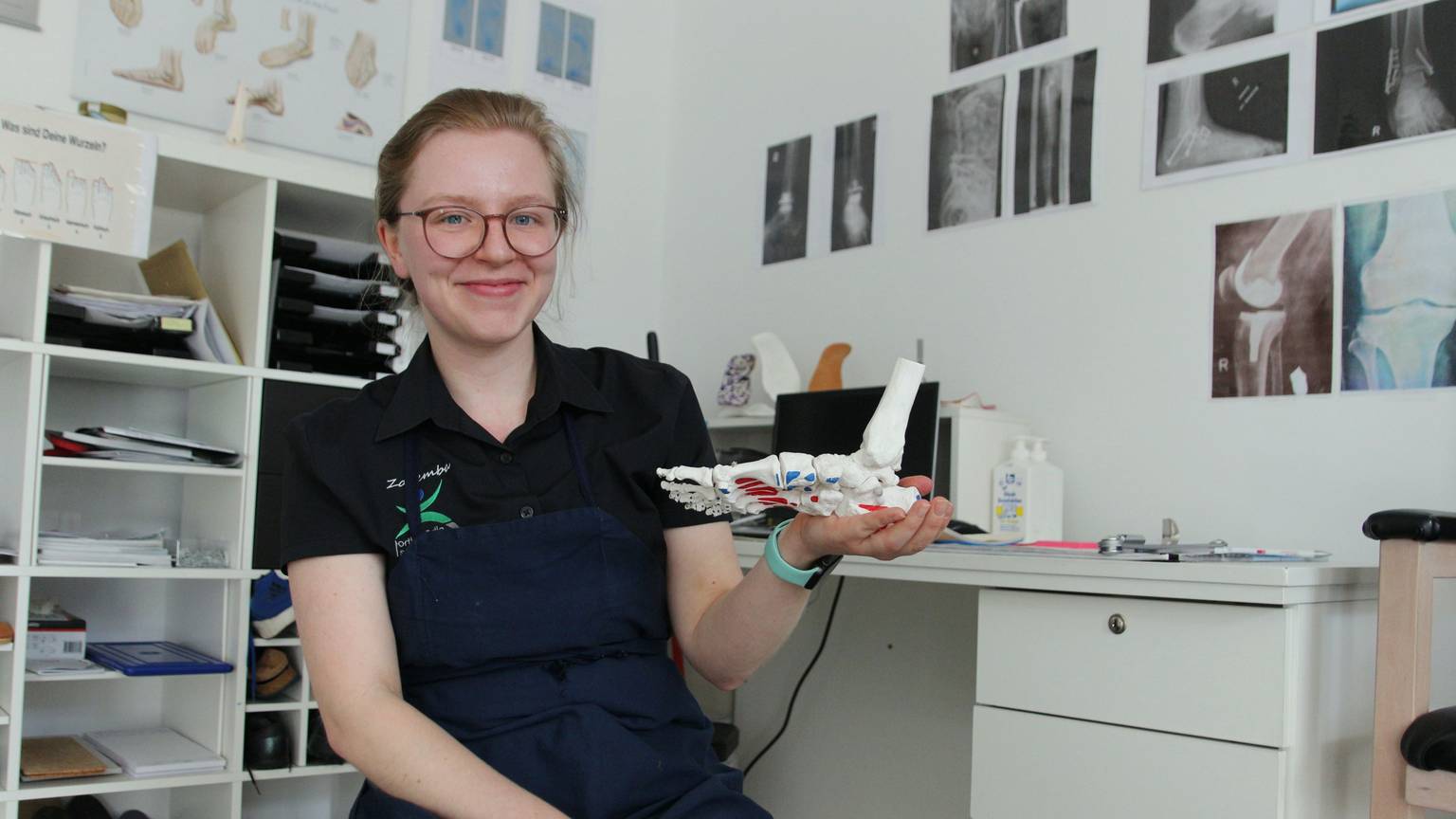 Auf dem Foto ist Rabea Zaremba zu sehen, die in vierter Generation im Familienbetrieb arbeitet.
