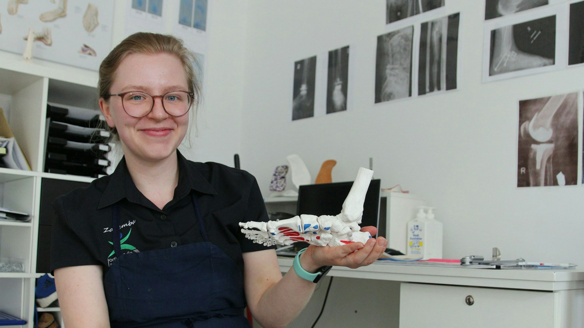 Auf dem Foto ist Rabea Zaremba zu sehen, die in vierter Generation im Familienbetrieb arbeitet.