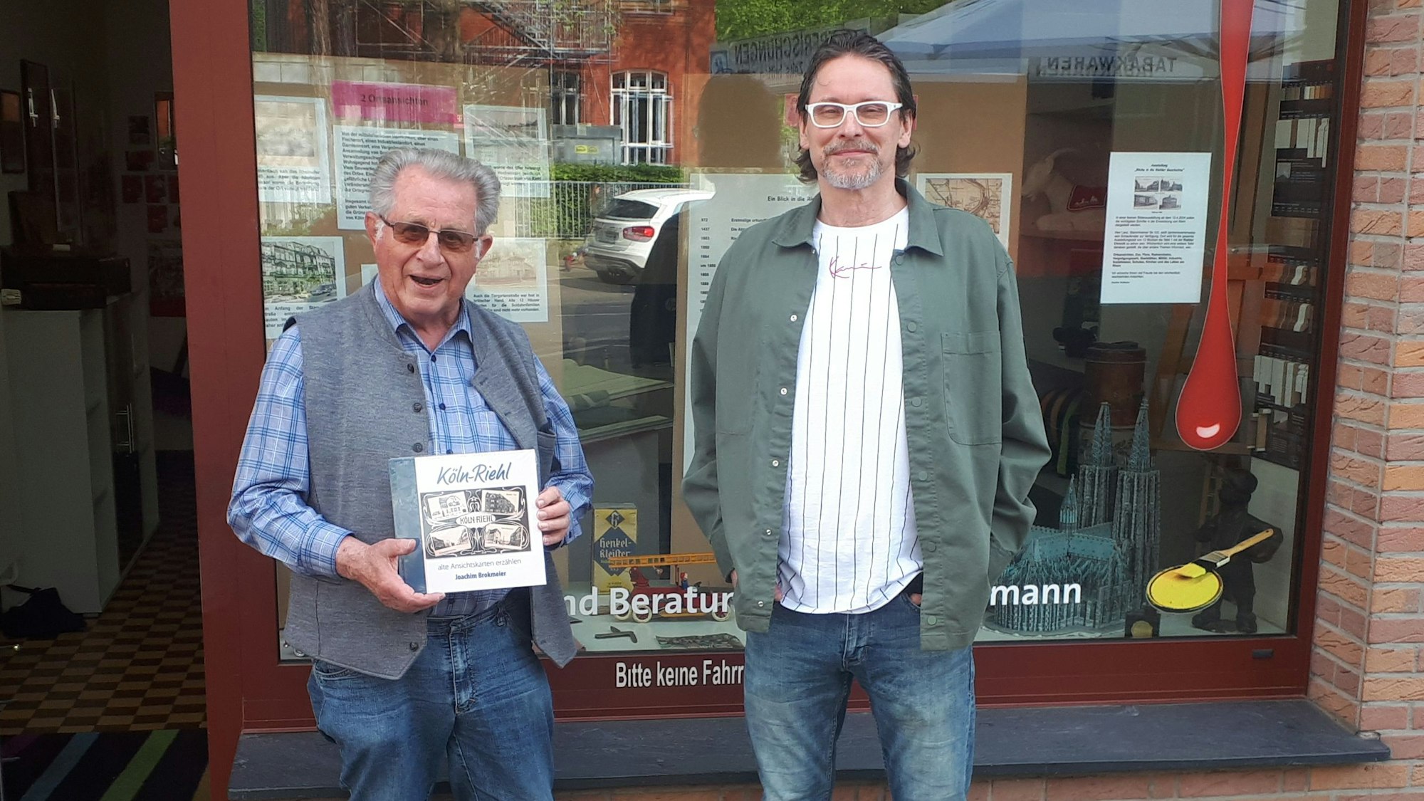 Joachim Brokmeier (l.) präsentiert seine wahrscheinlich letzte Ausstellung im Schaufenster von Malermeister Karl-Heinz Lanz an der Stammheimer Straße 100.