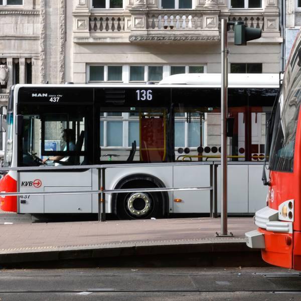 Ein Bus und eine Straßenbahn der Kölner Verkehrsbetriebe (KVB)
