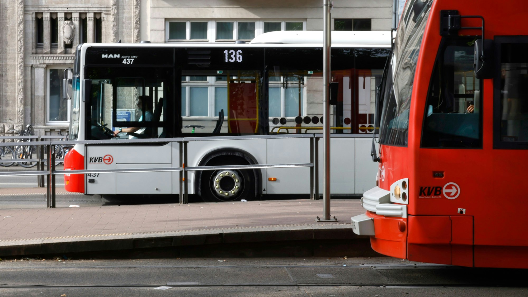 Ein Bus und eine Straßenbahn der Kölner Verkehrsbetriebe (KVB)
