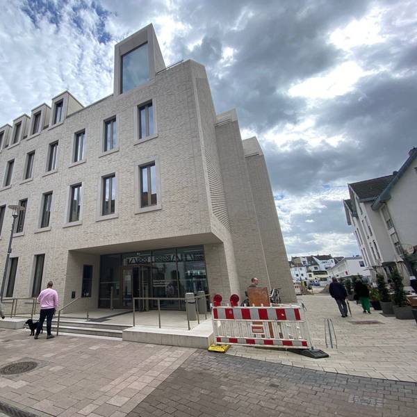 Zu sehen ist das Brühler Rathaus am Steinweg.