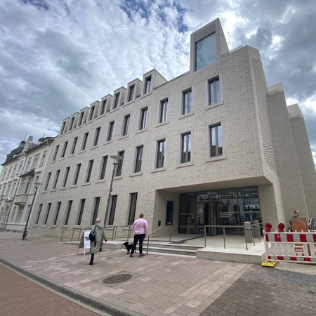 Zu sehen ist das Brühler Rathaus am Steinweg.