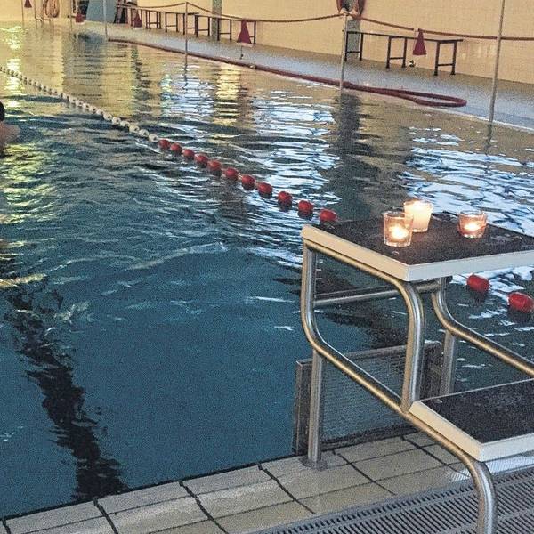 Auf dem Foto ist das Schulschwimmbad zu sehen. Das Bild entstand 2018 beim traditionellen Kerzenschwimmen in Wesseling.