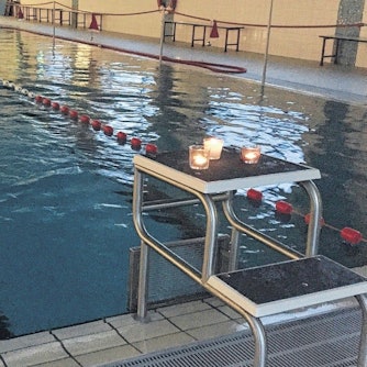 Auf dem Foto ist das Schulschwimmbad zu sehen. Das Bild entstand 2018 beim traditionellen Kerzenschwimmen in Wesseling.