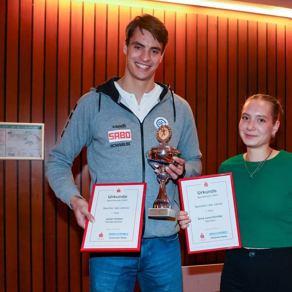 Julian Köster und Anna Lena Schüller präsentieren ihre Pokale und Urkunden.