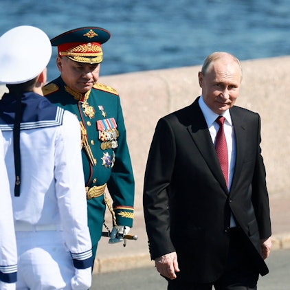 Kremlchef Wladimir Putin bei der jährlichen Parade der russischen Marine im Juli 2023. Die Nato sieht in Russlands „hybrider Kriegsführung“ eine Gefahr für westliche Unterwasser-Infrastruktur.