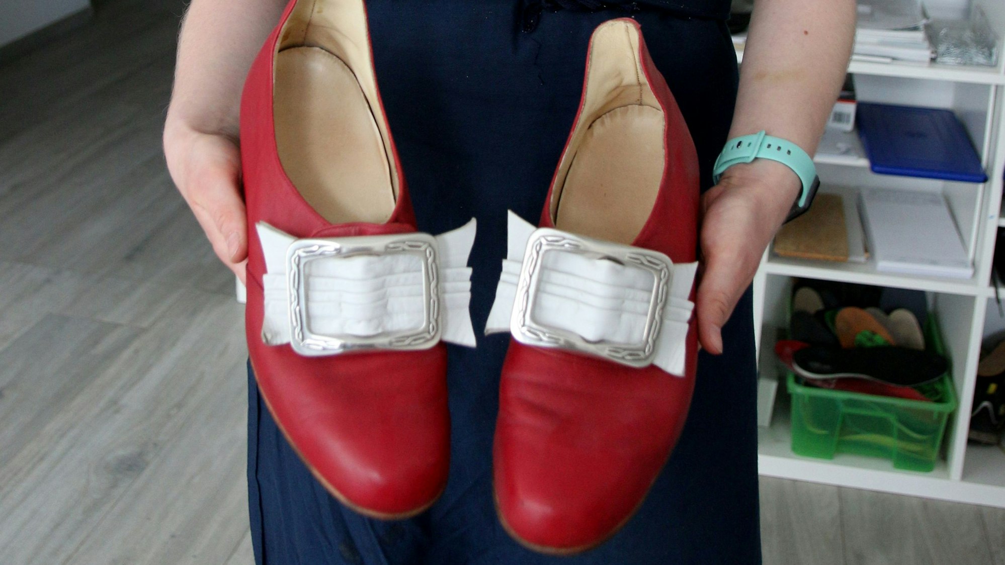 Auf dem Bild sind die roten Maßschuhe für Prinz Andy I. zu sehen.