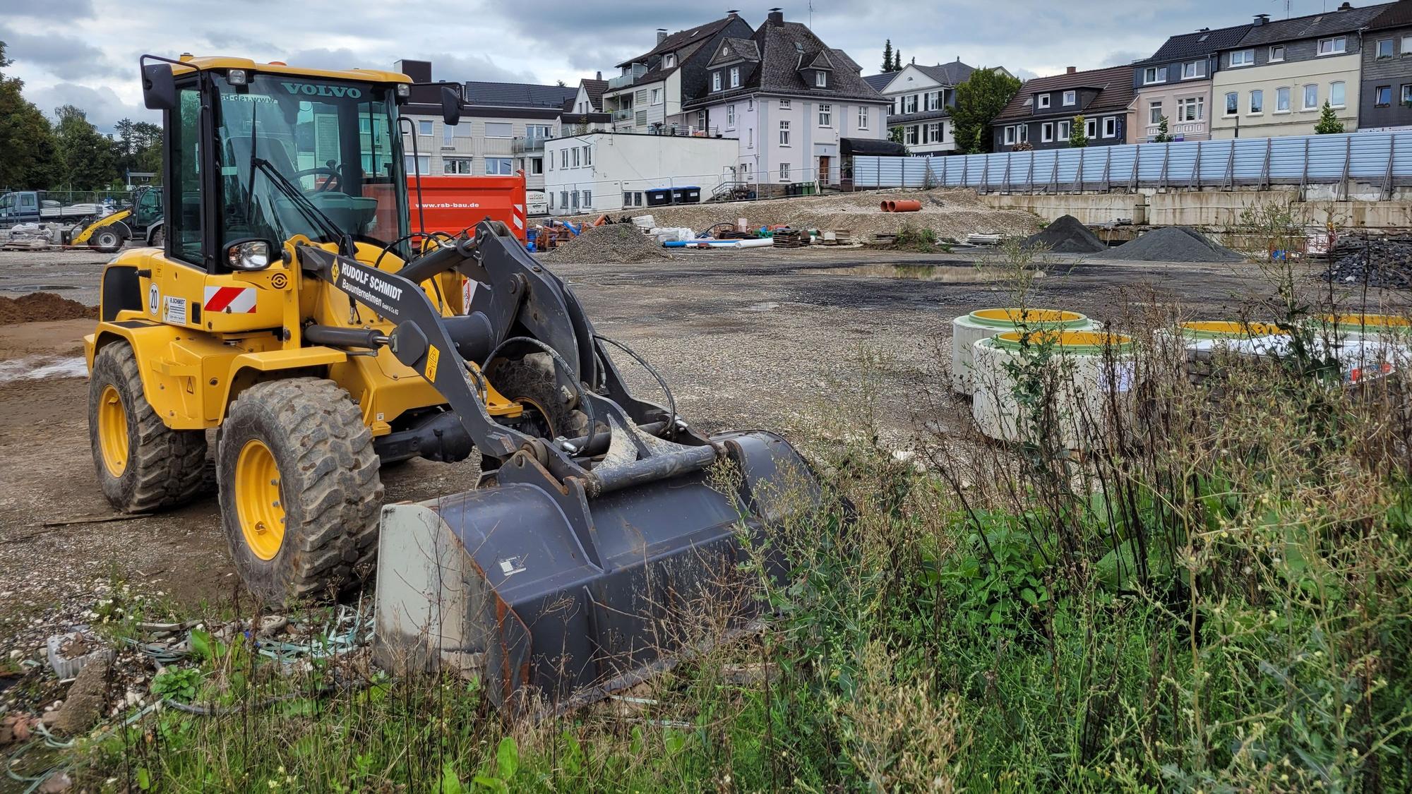 Wann wieder Baufahrzeuge auf dem brachliegenden Merkur-Gelände in Waldbröl anrollen, ist der derzeit noch völlig offen. Aber Ende Mai sollen die Arbeiten für den neuen Grünzug-Ost beginnen.