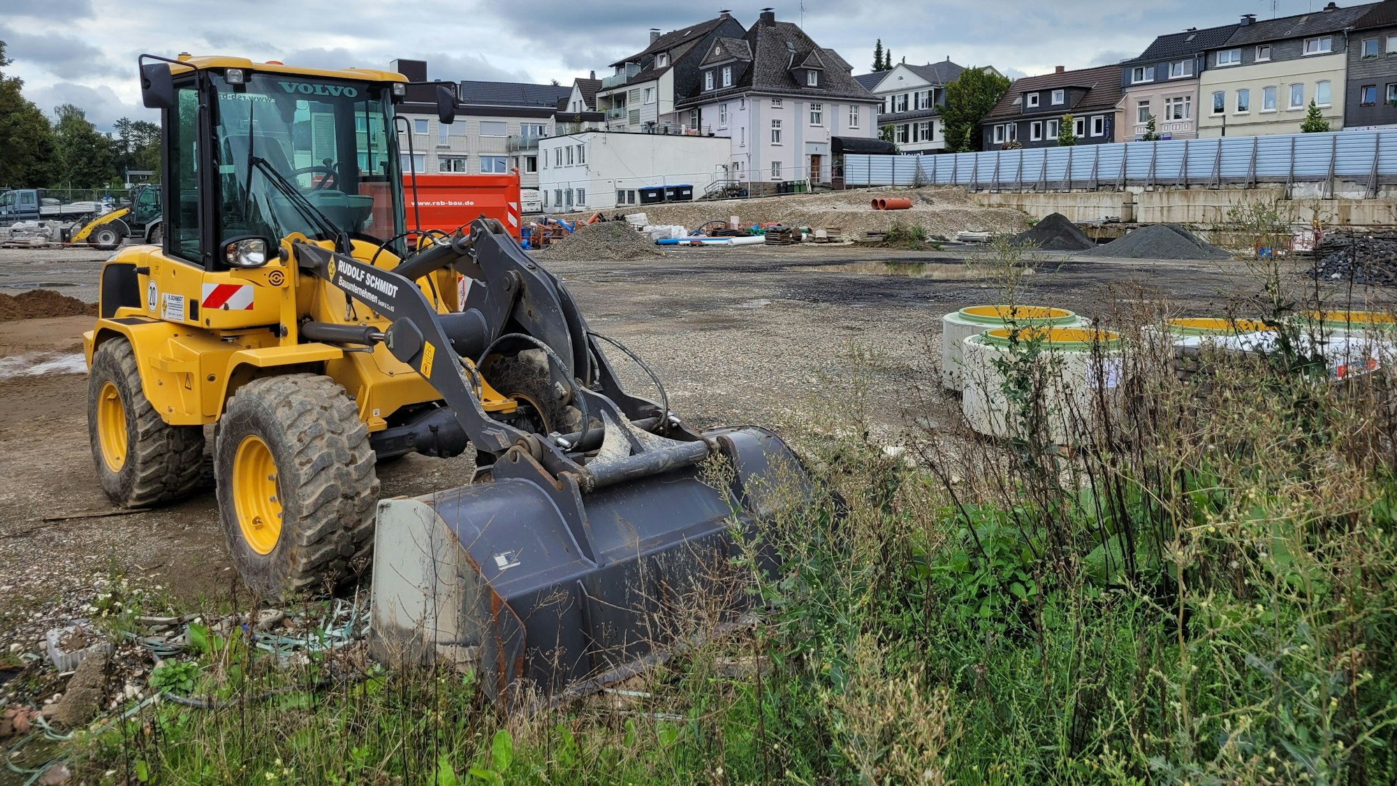 Wann wieder Baufahrzeuge auf dem brachliegenden Merkur-Gelände in Waldbröl anrollen, ist der derzeit noch völlig offen. Aber Ende Mai sollen die Arbeiten für den neuen Grünzug-Ost beginnen.