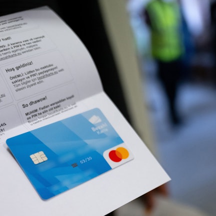 Geflüchtete sollen künftig Leistungen über eine Bezahlkarte erhalten. Der Bundestag hat ein entsprechendes Gesetz dazu verabschiedet.