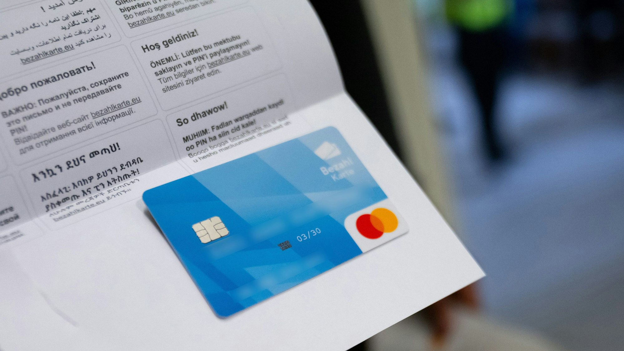 Geflüchtete sollen künftig Leistungen über eine Bezahlkarte erhalten. Der Bundestag hat ein entsprechendes Gesetz dazu verabschiedet.