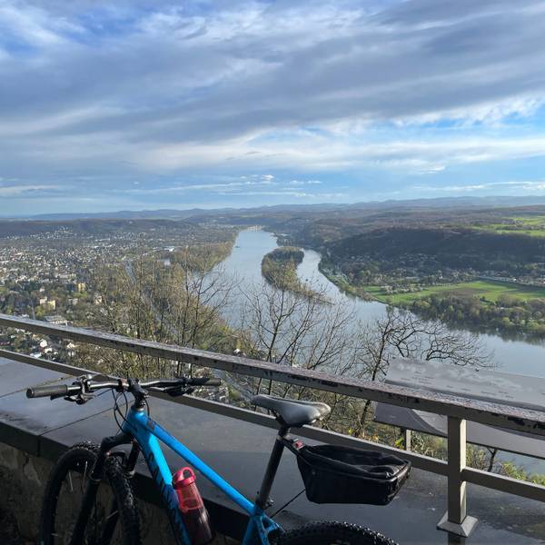 Radtour durch das Siebengebirge: Ausblick vom Drachenfels.