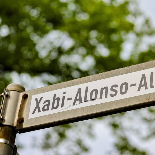 Fans von Bayer Leverkusen hatten vor dem Spiel gegen Werder Bremen Straßenschilder mit „Xabi-Alonso-Allee“ überklebt.