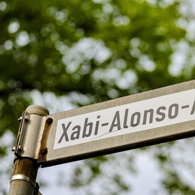 Fans von Bayer Leverkusen hatten vor dem Spiel gegen Werder Bremen Straßenschilder mit „Xabi-Alonso-Allee“ überklebt.