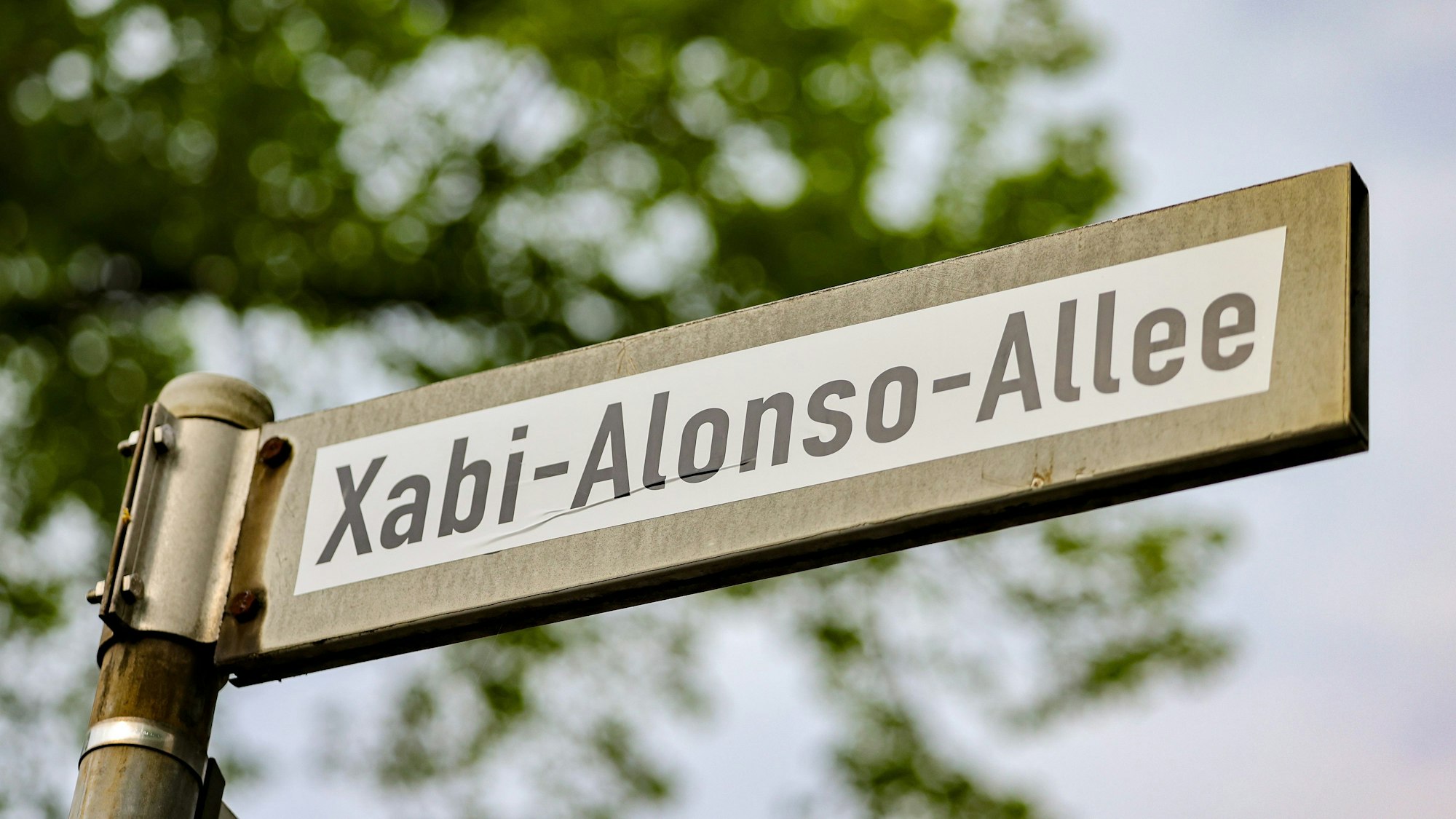 Fans von Bayer Leverkusen hatten vor dem Spiel gegen Werder Bremen Straßenschilder mit „Xabi-Alonso-Allee“ überklebt.