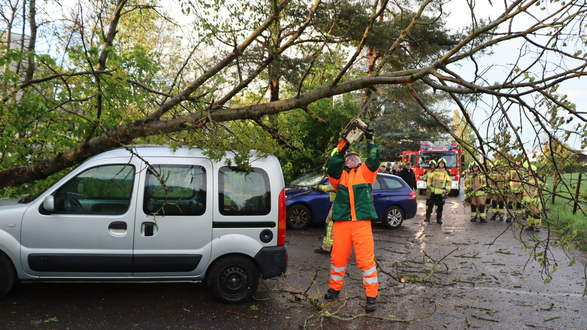 Mit der Motorsäge schnitt die Freiwillige Feuerwehr Walberberg den Wagen Mauritz Cosler frei.