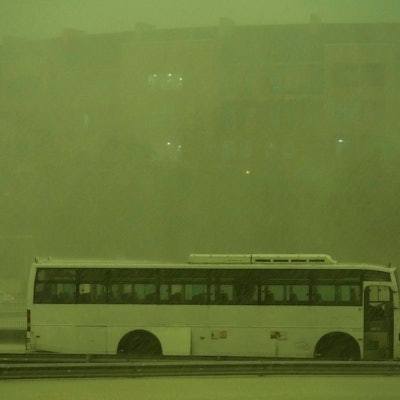 Mysteriöses Wetterphänomen in der Wüste: Der Himmel über Dubai färbte sich während des Sturms grün.