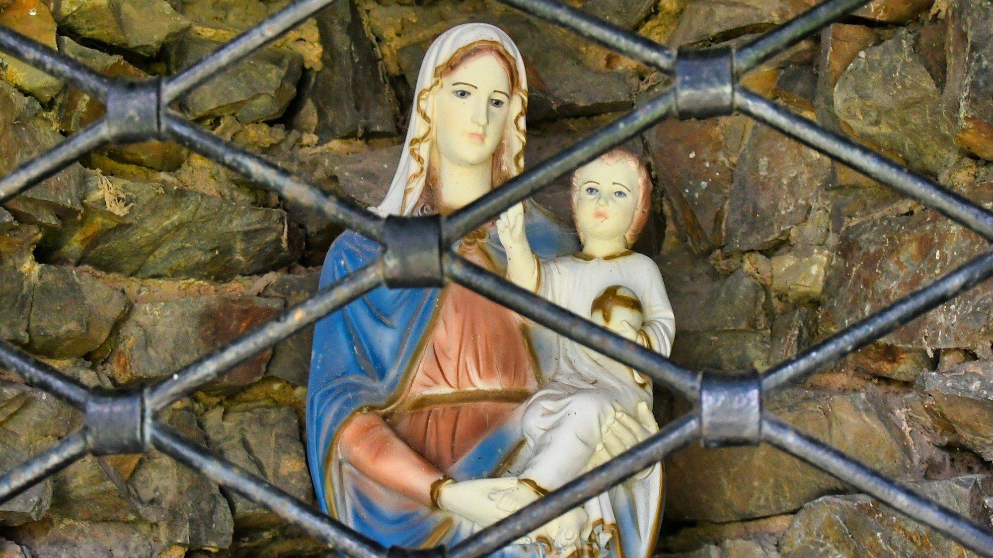 Ostro: Die Madonna von Ostro mit Jesuskind. Das Bistum Dresden-Meißen verzeichnet große Resonanz auf die „blutende Madonna“ von Ostro in Sachsen
