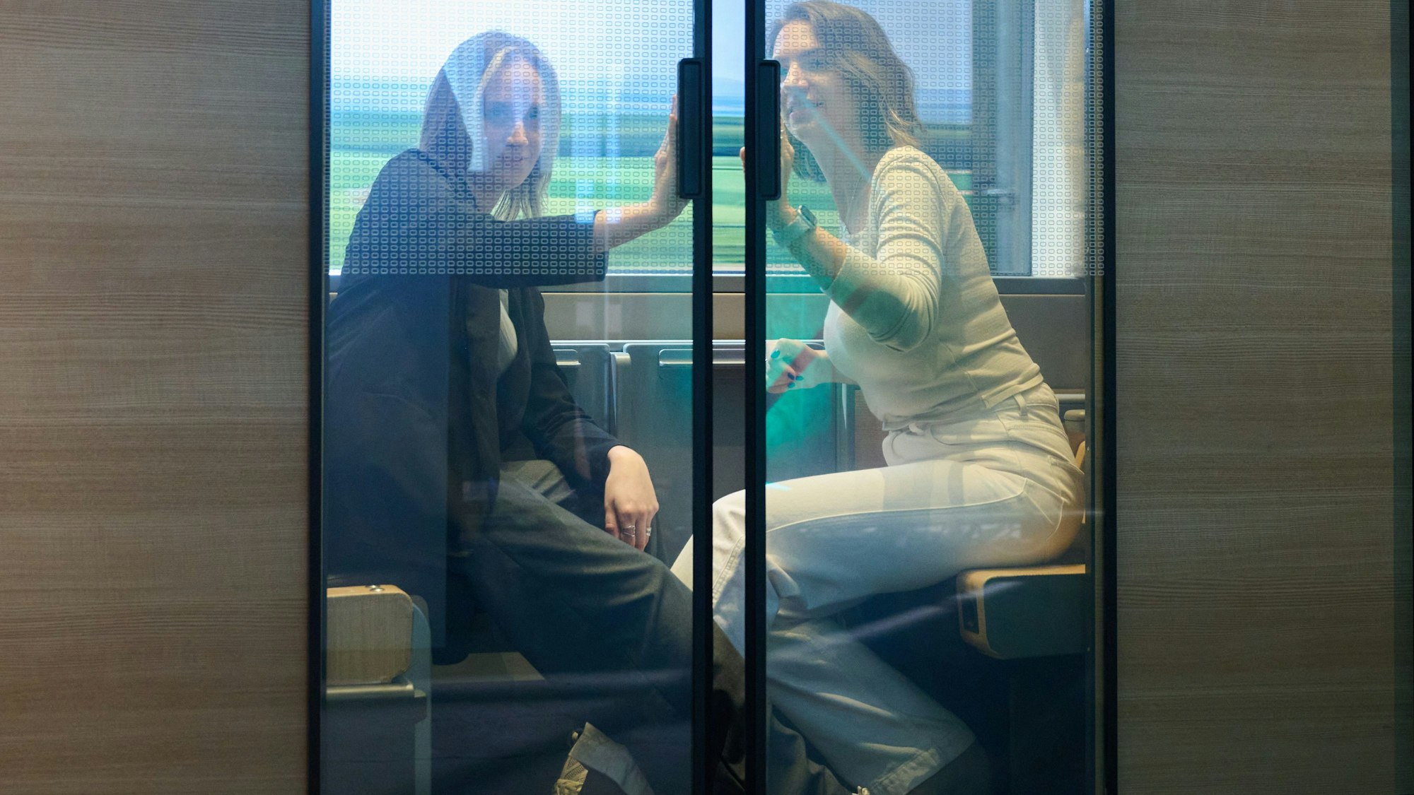 Neue „Knutsch-Abteile“ im ICE? Zwei DB-Mitarbeiterinnen sitzen in einem Zweierabteil, welches die Bahn auf einer Messe in Berlin vorgestellt hat. Offiziell will man einen Raum für Privatsphäre schaffen.