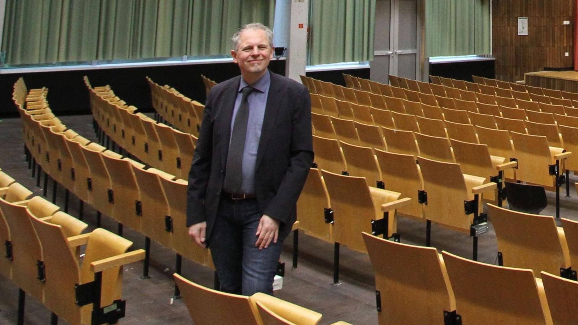 Schulleiter Sebastian Kaas in Schulaula des Siegburger Anno-Gymnasiums