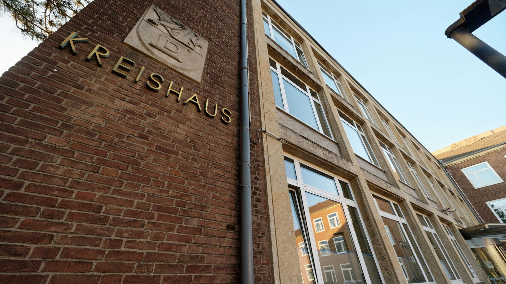 Es ist das Kreishaus in Düren zu sehen.